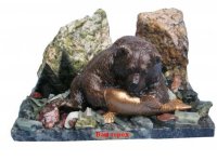 Медведь с рыбой лежит скульптура змеевик природный камень гипс